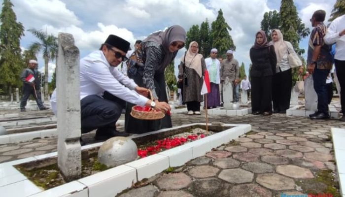 Peringati HUT Ke-95 PSSI, Asprov Kalsel Ziarahi Makam Tokoh Sepak Bola Banua