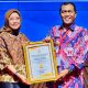 Menteri Pan-RB, Rini Widyantini, menyerahkan piagam penghargaan predikat Indeks Reformasi Birokrasi kepada Bupati HSS, Syafrudin Noor. (Foto : Istimewa)