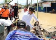 Tinjau Lokasi Banjir, Bupati Tapin Ikut Bersihkan Selokan Tersumbat