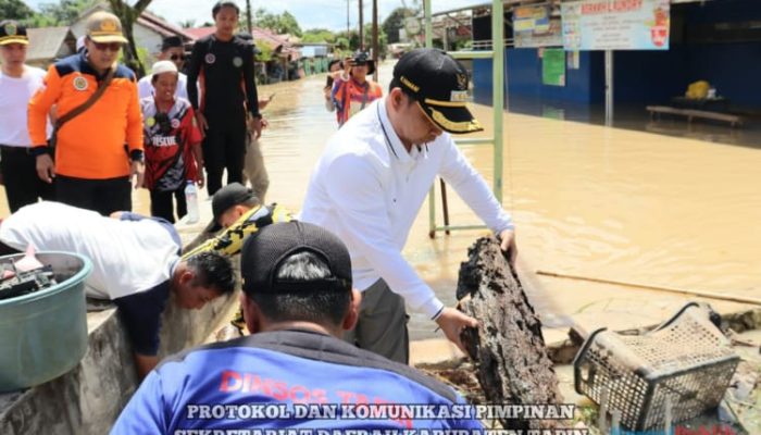 Tinjau Lokasi Banjir, Bupati Tapin Ikut Bersihkan Selokan Tersumbat