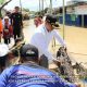 Bupati Tapin, H Yamani membersihkan tumpukan sampah yang menyumbat selokan. (Foto : Prokopim Tapin)