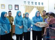 Tekan Stunting, Pemkab dan TP PKK Tapin Bagikan Telur Untuk Anak-Anak