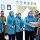 Ketua TP PKK Tapin, Hj Faridah menyerahkan bantuan telur kepada anak-anak di Kecamatan Salam Babaris. (Foto : Prokopim Tapin)