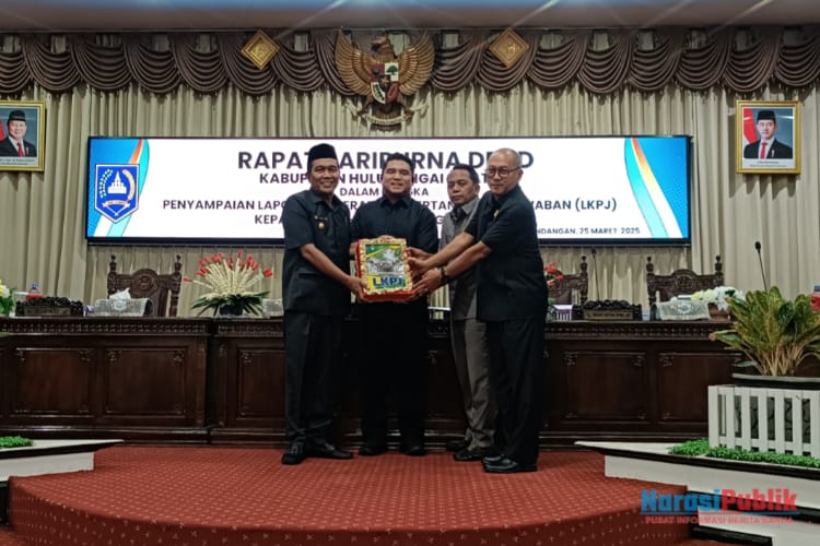Bupati HSS, Syafrudin Noor menyerahkan berkas LKPJ tahun anggaran 2024 kepada pimpinan DPRD HSS. (Foto : Narasi Publik)
