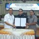Sekda HSS, Muhammad Noor bersama unsur pimpinan DPRD HSS menunjukkan nota kesepakatan atas rancangan awal RPJMD HSS 2025-2029. (Foto : Diskominfo HSS)