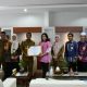 Plt Kepala KPPN Barabai, Farilla Darmadi, menyerahkan piagam penghargaan kepada Bupati HSS, Syafrudin Noor. (Foto : Diskominfo HSS)