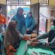 CSR Section Head PT AGM, Widharto Ali dan Ketua TP PKK HSS, Mustaidah, meninjau pelaksanaan pemeriksaan kesehatan lansia. (Foto Narasi Publik)