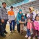 Ketua TP PKK HSS, Mustaidah, didampingi CSR Section Head PT AGM, Widharto Ali, menyediakan PMT kepada anak-anak. (Foto : Narasi Publik)