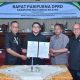 Sekda HSS, Muhammad Noor, menerima rekomendasi LKPj APBD Tahun 2024 dari pimpinan DPRD HSS. (Foto : Prokopim HSS)