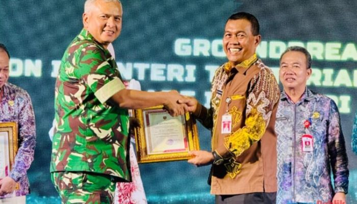 Dukung Pembangunan Mako Yon TP, Bupati HSS Terima Penghargaan Dari Pangdam VI/Mulawarman