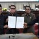 Pimpinan DPRD HSS bersama Bupati HSS, Syafrudin Noor memperlihatkan berita acara penerapan Perda Penyelenggaraan Bangunan dan Gedung. (Foto : Istimewa)