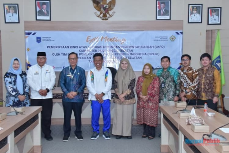 Wakil Bupati HSS, Suriani foto bersama tim BPK RI perwakilan Provinsi Kalsel usai exit meeting pemeriksaan rinci atas LKPD tahun 2024. (Foto : Prokopim HSS)