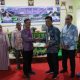 Wakil Bupati (Wabup) HSS, Suriani, menyerahkan sertifikat hak tanah kepada masyarakat. (Foto : Prokopim HSS)