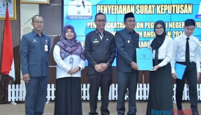 Serahkan SK Pengangkatan CPNS, Bupati HSS Harapkan Kinerja Pegawai Lebih Baik