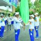 Wakil Bupati HSS, Suriani, menyerahkan bendera kontingen kepada perwakilan atlet pelajar POPDA 2025. (Foto : Diskominfo HSS)