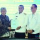 Kepala Perwakilan BPKP Kalsel, Ari Riyanto menyerahkan hasil evaluasi perencanaan penganggaran dan penguatan komitmen SPIP kepada Bupati HSS, Syafrudin Noor. (Foto : Diskominfo HSS)