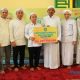 Bupati Tapin, H. Yamani menyerahkan bantuan operasional keagamaan kepada pengurus Masjid Asyura, Desa Labung, Kecamatan Tapin Tengah. (Foto : Istimewa)