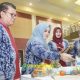 Ketua TP PKK Tapin, Hj. Faridah saat menilai hasil lomba di acara Jambore Kader Posyandu. (Foto : Prokopim Tapin)