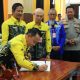 Bupati Tapin, H. Yamani m tandatangani berita acara hasil Musrenbang RPJMD tahun 2025-2029. (Foto : Istimewa)