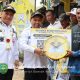 Bupati Tapin, H. Yamani didampingi Wakil Bupati, H. Juanda menyerahkan secara simbolis bantuan rumah layak huni kepada penerima manfaat. (Foto : Prokopim Tapin)