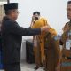 Sekda HSS, Muhammad Noor menyematkan tanda peserta pelatihan pengolahan arsip statis tahun 2025. (Foto : Diskominfo HSS)
