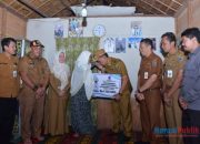 Wabup HSS Serahkan Bantuan Sosial kepada Lansia Asuh di Kecamatan Simpur
