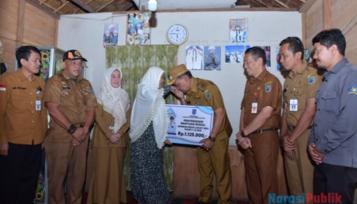 Wabup HSS Serahkan Bantuan Sosial kepada Lansia Asuh di Kecamatan Simpur