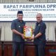 Bupati HSS, H Syafrudin Noor menyerahkan draf Ranperda LKPj APBD 2024 kepada Wakil Ketua II DPRD HSS, Muhammad Kusasi. (Foto : Diskominfo HSS)