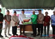 Bupati HSS Serahkan Sapi Kurban Bantuan Presiden Untuk Warga Desa Balimau
