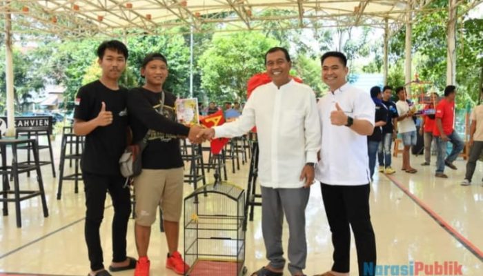 Bupati HSS Hadiri Lomba Kicau Burung se-Kalsel, Tertarik dengan Kenari Juara