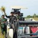 Bupati Tapin, H. Yamani saat melakukan panen padi perdana menggunakan mesin combine. (Foto : Prokopim Tapin)