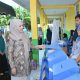 Bupati HSS, Syafrudin Noor bersama Ketua Tim Pembina Posyandu, Tata Syafrudin Noor, saat mengunjungi Posyandu ILP Kamboja di Desa Karasikan, Kecamatan Sungai Raya. (Foto : Istimewa)