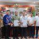 Bupati HSS, Syafrudin Noor dan Kepala Satuan Kerja Pelaksanaan Jalan Nasional Wilayah II Provinsi Kalsel, Budianto memperlihatkan berita acara hibah aset BMN. (Foto : Istimewa)