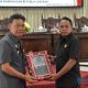 Wakil Bupati HSS, Suriani menyerahkan draf Ranperda Pajak dan Retribusi Daerah kepada Wakil Ketua I DPRD HSS, Husnan. (Foto : Istimewa)