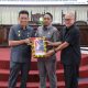 Wakil Bupati HSS, Suriani menyerahkan draf Ranperda RPJMD Tahun 2025–2029 kepada pimpinan DPRD HSS. (Foto : Prokopim HSS)