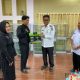 Wakil Bupati HSS, Suriani menyerahkan bantuan Program Usaha Ekonomi Produktif (UEP) Tahun 2025 kepada pelaku UMKM. (Foto : Diskominfo HSS)