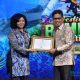 Wabup HSS, H. Suriani menerima piagam penghargaan Kharisma Event Nusantara (KEN) 2025 dari Kemenparekraf RI di acara penutupan Festival Bamboo Rafting 2025. (Foto : Diskominfo HSS)