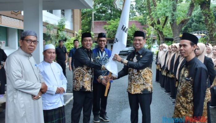 Lepas 103 Kafilah, Bupati HSS Sebut MTQ Sebagai Syiar Islam dan Investasi Akhlak