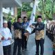 Bupati HSS, H. Syafrudin Noor menyerahkan bendera kontingen MTQ Kabupaten HSS. (Foto : Istimewa)