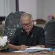 Wakil Ketua II DPRD HSS, Muhammad Kusasi saat memimpin rapat kerja pembahasan Ranperda tentang Pajak dan Retribusi Daerah. (Foto : Istimewa)