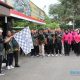 Wakil Bupati HSS, Suriani mengibarkan bendera start tanda dimulainya olahraga bersama Polres HSS dalam rangka memeriahkan Hari Bhayangkara ke-79. (Foto : Diskominfo HSS)