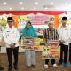 Wakil Bupati HSS, Suriani menyerahkan bantuan sosial PRS kepada keluarga penerima manfaat. (Foto : Istimewa)