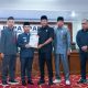 Bupati Tapin, H. Yamani menyerahkan draf Rancangan Perubahan KUA dan PPAS Tahun Anggaran 2025 kepada pimpinan DPRD Tapin. (Foto : Prokopim Tapin)