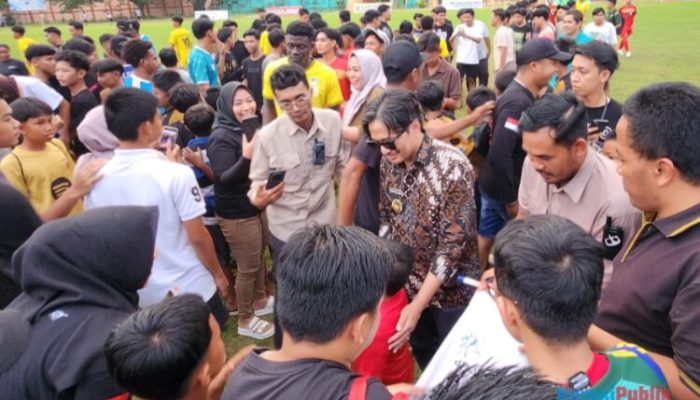 Barito Putera Sambangi HSS, Hasnuryadi Harap Atlet Sepakbola Muda Banua Terus Berkembang