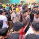 Owner PS Barito Putera, Hasnuryadi Sulaiman saat menyapa warga Kabupaten HSS dalam acara Barito Putera Festival 2025 di Stadion 2 Desember Kandangan. (Foto : Narasi Publik)
