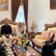 Ketua TP PKK HSS, Hj. Tata Syafrudin Noor saat menerima kunjungan silaturahmi dari Tim Kreatif Ramu Art Festival di kediamannya. (Foto : Istimewa)