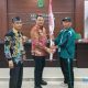 Sekda Kapuas, Usis I Sangkai menyerahkan bendera kontingen kepada ketua kontingen. (Foto : Istimewa)
