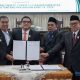 Pimpinan DPRD HSS menyerahkan berita acara persetujuan Perda APBD-P Tahun 2025 kepada Bupati HSS, Syafrudin Noor. (Foto : Prokopim HSS)