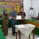 Kajari Kapuas, Luthcas Rohman serahkan dukumen tanah dan bangunan ruko ex terminal Tingang Menteng kepada Sekda Kapuas, Usis I Sangkai. (Foto : Istimewa)