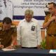 Bupati HSS, Syafrudin Noor saat menandatangani MoU bersama BPKP Kalsel tentang penerapan manajemen risiko tata kelola pemerintahan. (Foto : Prokopim HSS)